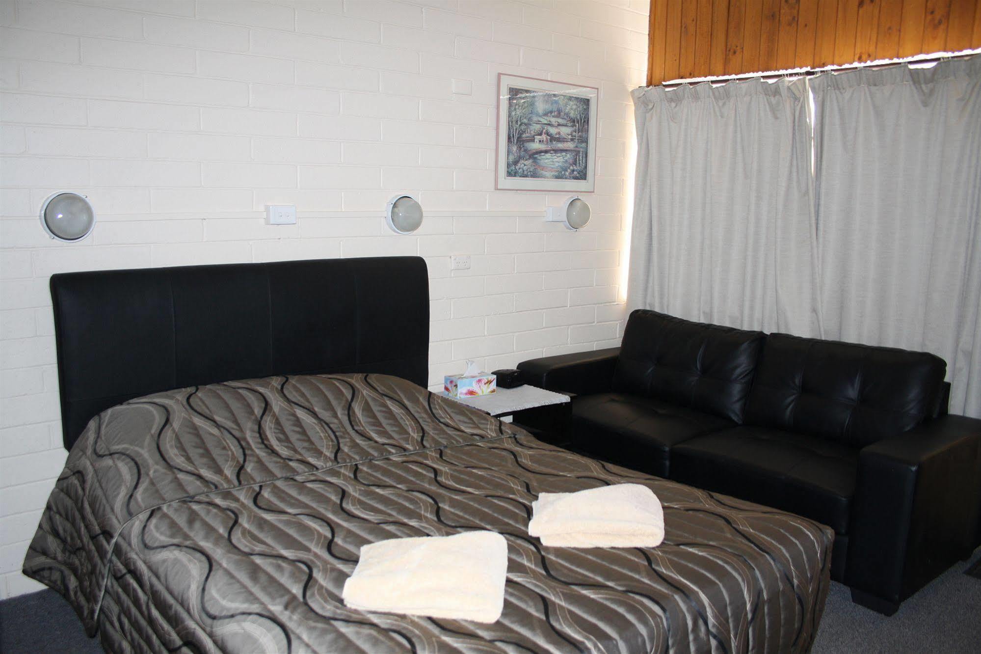 Nhill Oasis Motel エクステリア 写真